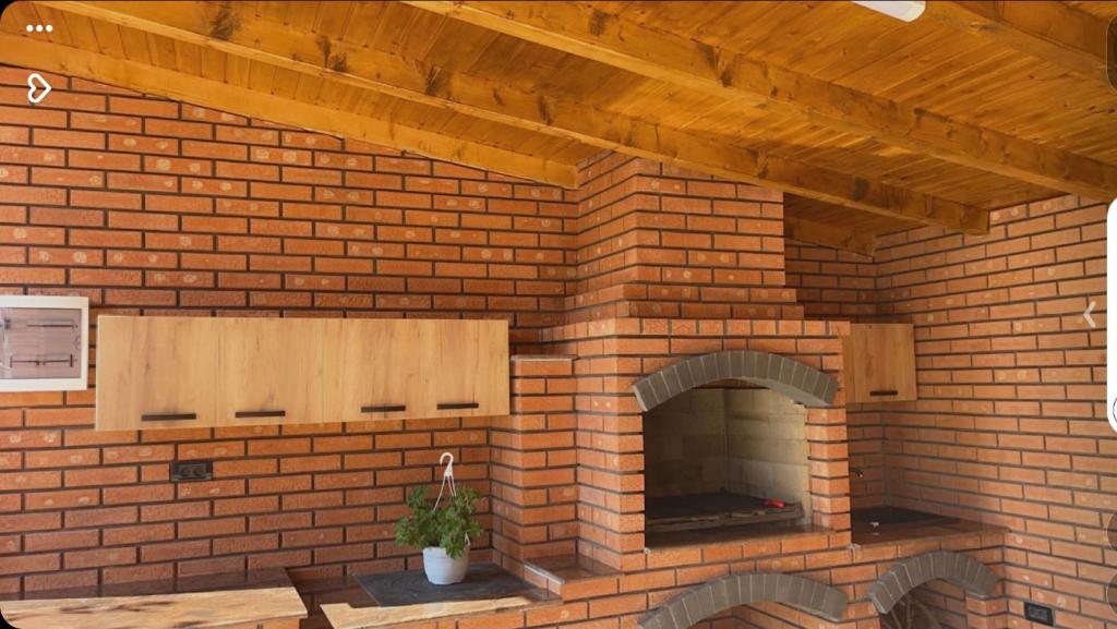 克利默内什蒂CASA ERk的砖砌壁炉,里面装有比萨饼烤箱