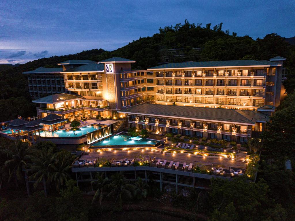 科隆Zuri Resort的晚上酒店享有空中景色