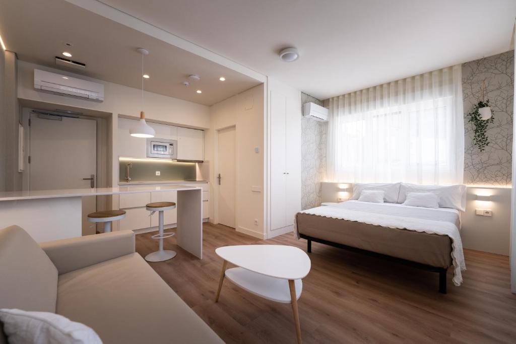 QuintanadueñasPENSION QUINTA EL RETIRO Habitación tipo Apartamento的一间卧室设有一张床和一间客厅。