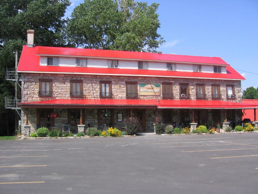 Beauharnois苏华旅舍的停车场上红色屋顶的红色建筑