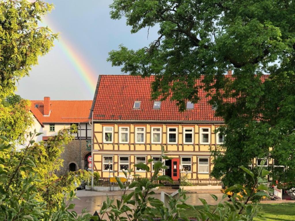 瓦尔肯里德Klosterhotel Walkenried的一座大建筑前的彩虹