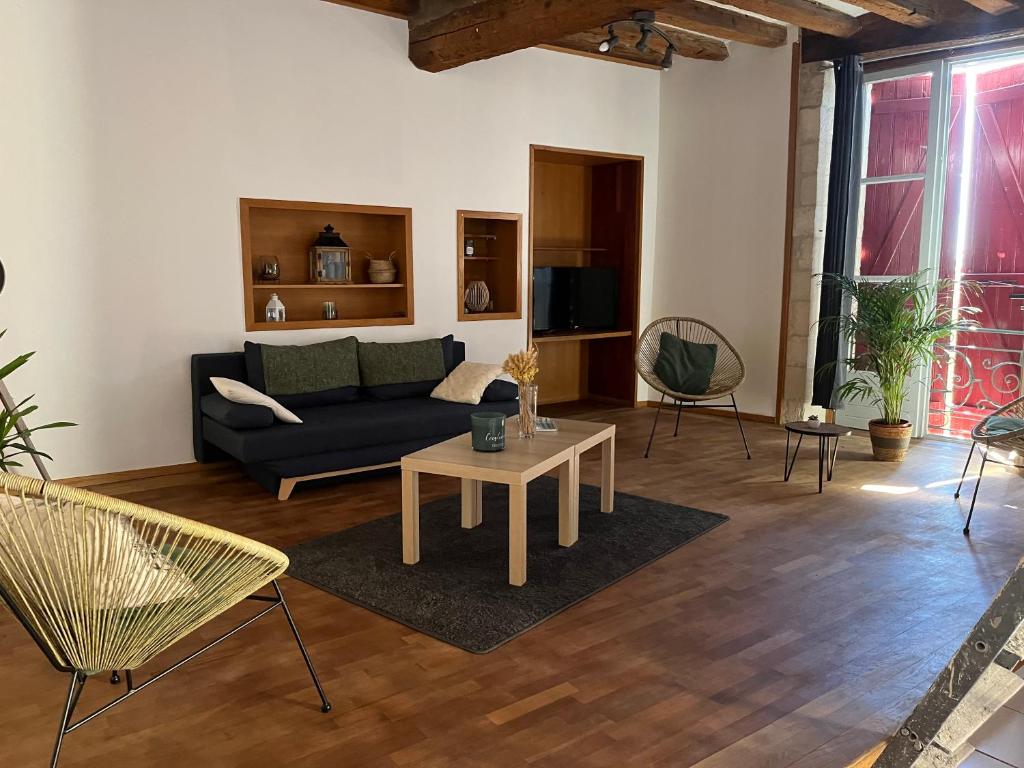 Châteauneuf-de-GadagneAtypique的客厅配有沙发和桌子