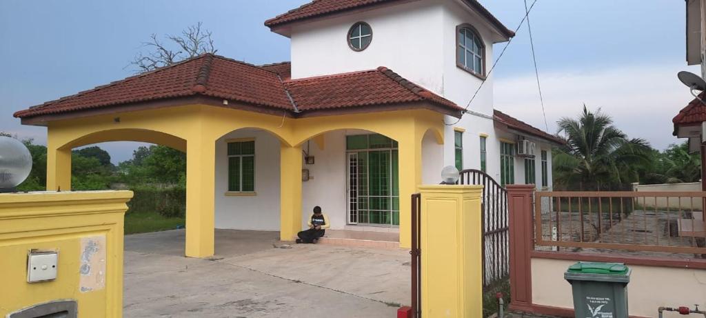 日得拉Inapan Keluarga Taman Indera Jitra的黄色和白色的小房子