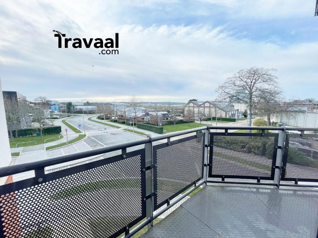 法恩伯勒Travaal.©om - 2 Bed Serviced Apartment Farnborough的享有街道景致的阳台