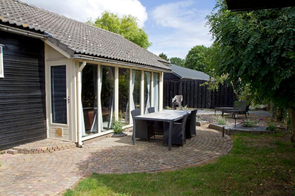 埃德De Deel - Vakantiehuisje Veluwe的后院带野餐桌的凉亭