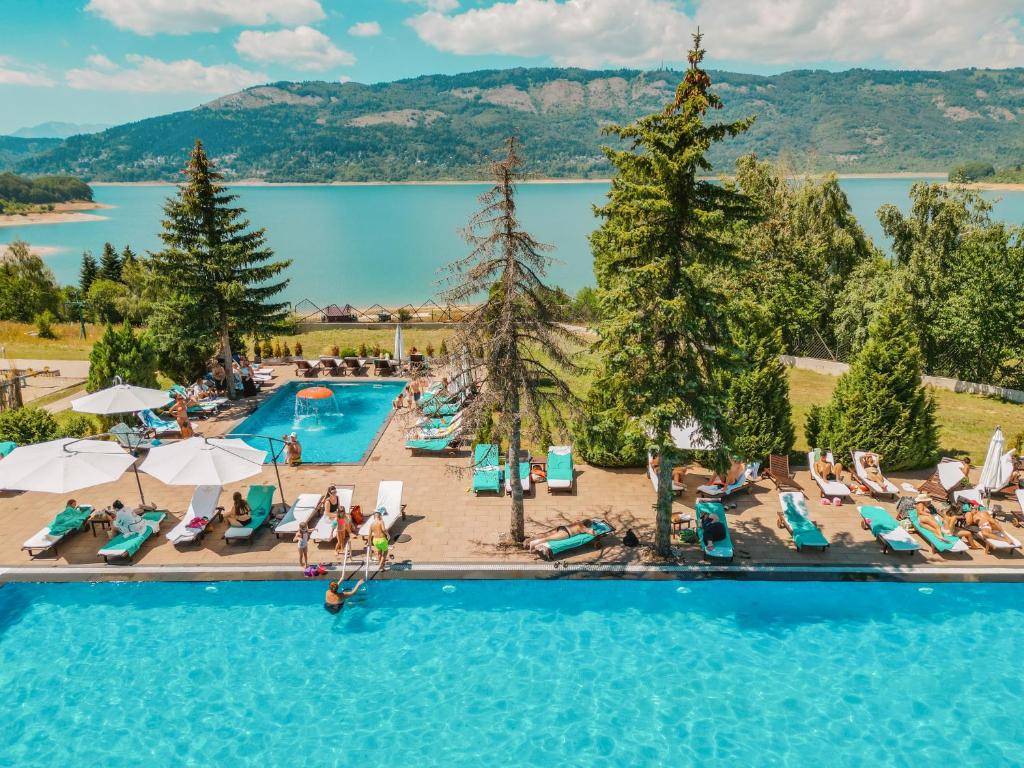 马夫罗沃拉迪卡酒店的游泳池的顶部景色,游泳池里有人坐在椅子上