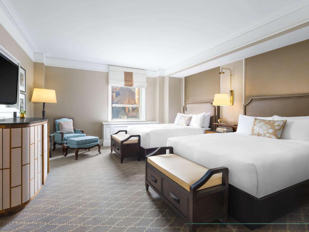 魁北克市费尔蒙特莱沙托夫隆特纳克酒店的酒店客房设有两张床和一台平面电视。