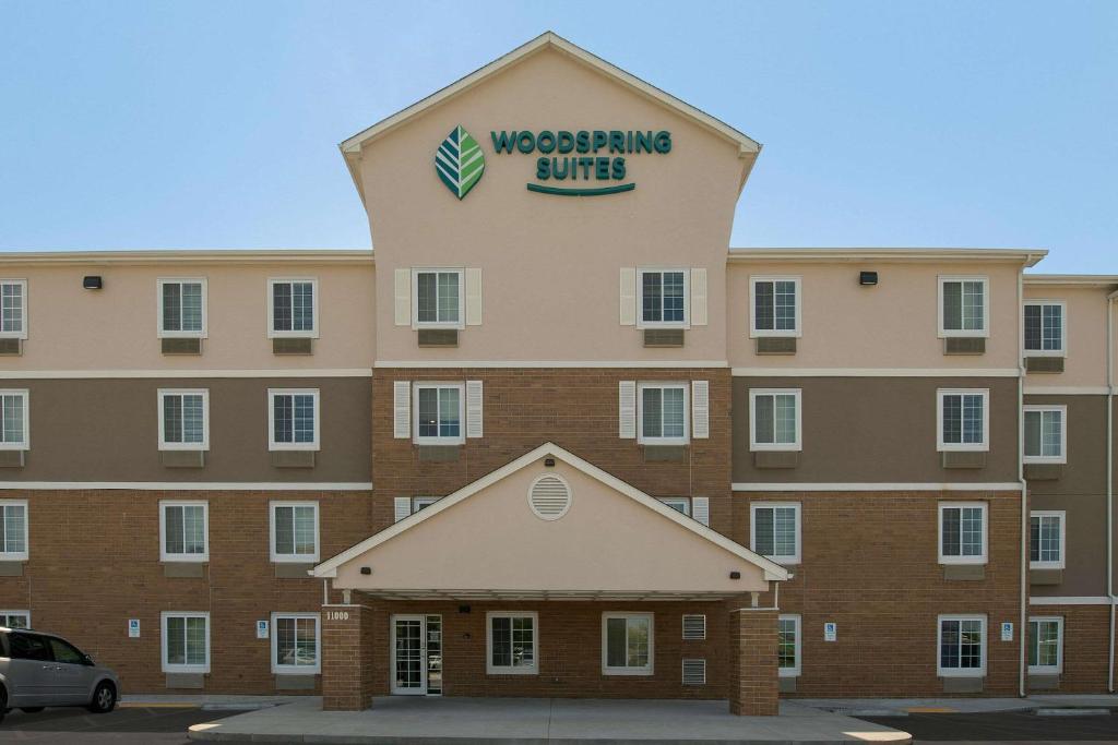 塔尔萨WoodSpring Suites Broken Arrow的上面有标志的建筑