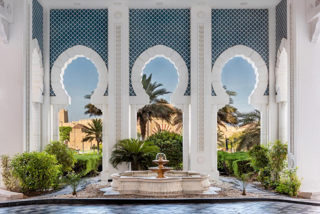 迪拜Oaks Ibn Battuta Gate Dubai的清真寺庭院里的喷泉