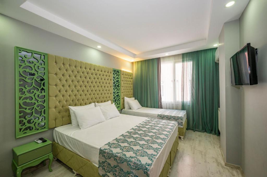 伊斯坦布尔绿色花园酒店的酒店客房,配有床和电视
