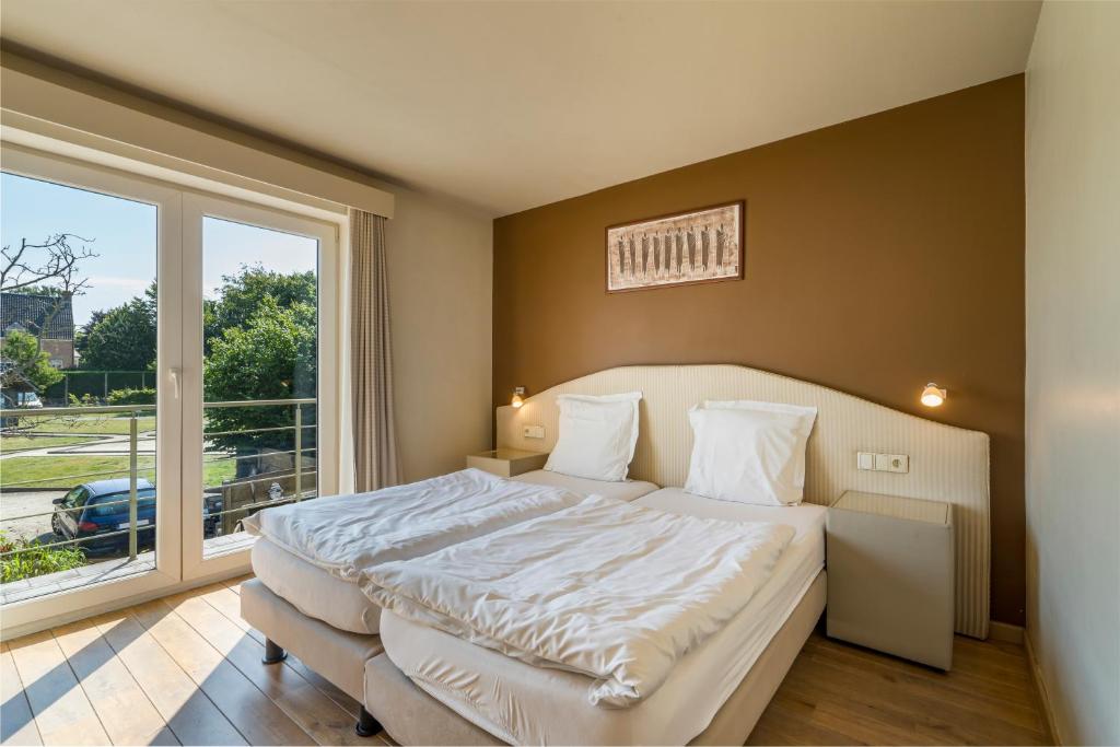 韦特伦布洛门拉旅馆的一间卧室设有一张大床和一个大窗户