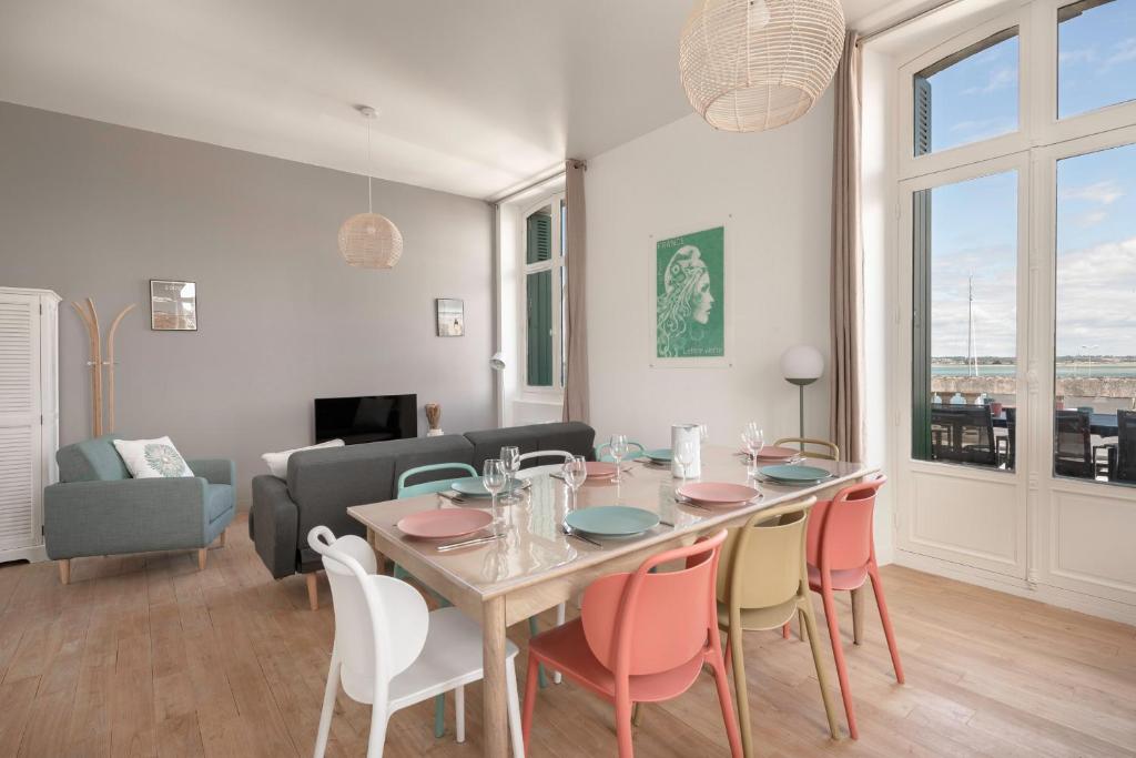勒克鲁西克Bel appartement vue sur le port du Croisic的客厅设有餐桌和椅子