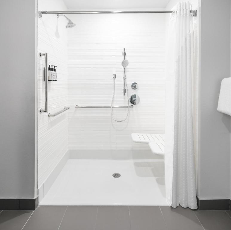 Avid Hotels - Roseville - Minneapolis North by IHG的一间浴室