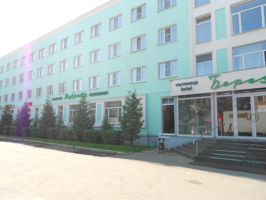 上沃洛乔克Hotel Berezka的一座蓝色和白色建筑