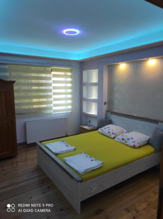 OdžakHome of nature - kuća prirode的一间卧室配有一张蓝色天花板的床