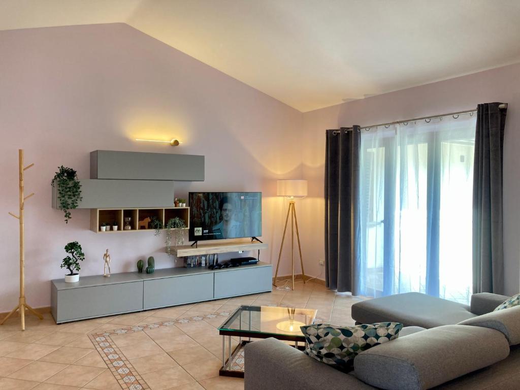 ScoppitoLOVE NEST Abruzzo的带沙发和电视的客厅
