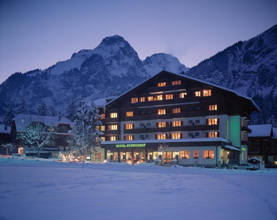 坎德施泰格瑞士博尼福品质酒店的山前大雪中的一座大建筑