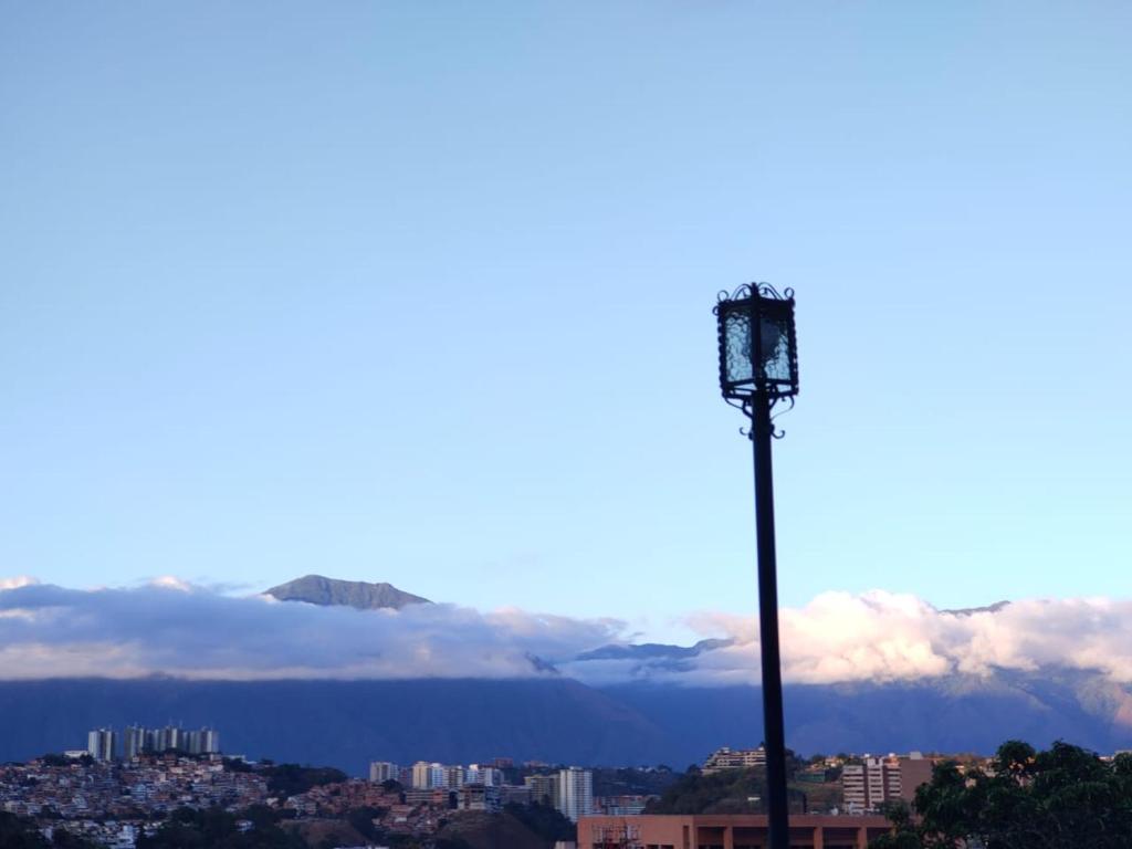 加拉加斯Sorokaima的云团在城市前方的浅极