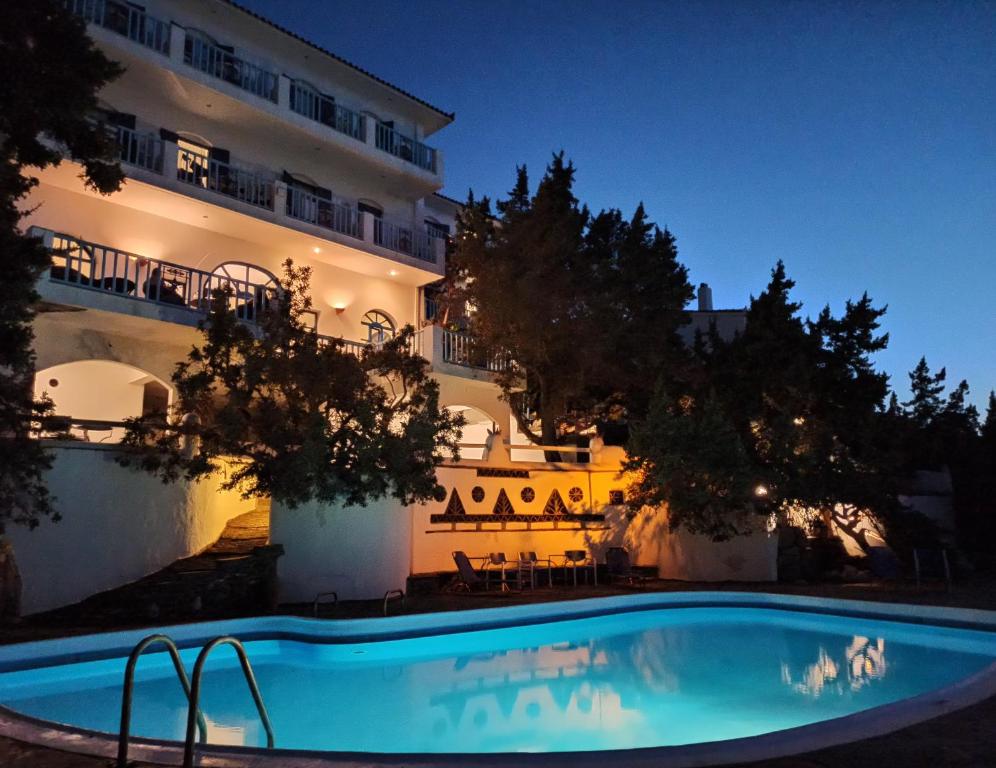 阿梅尼斯蒂斯Daidalos Hotel的大楼前设有游泳池的酒店