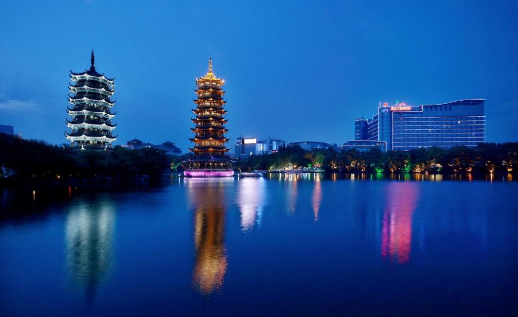 桂林桂林漓江大瀑布饭店的夜晚在城市的湖上建造两座塔楼