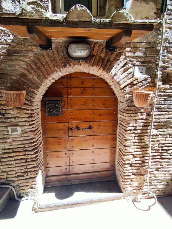 卡普拉罗拉La Casetta的砖砌建筑的木车库门