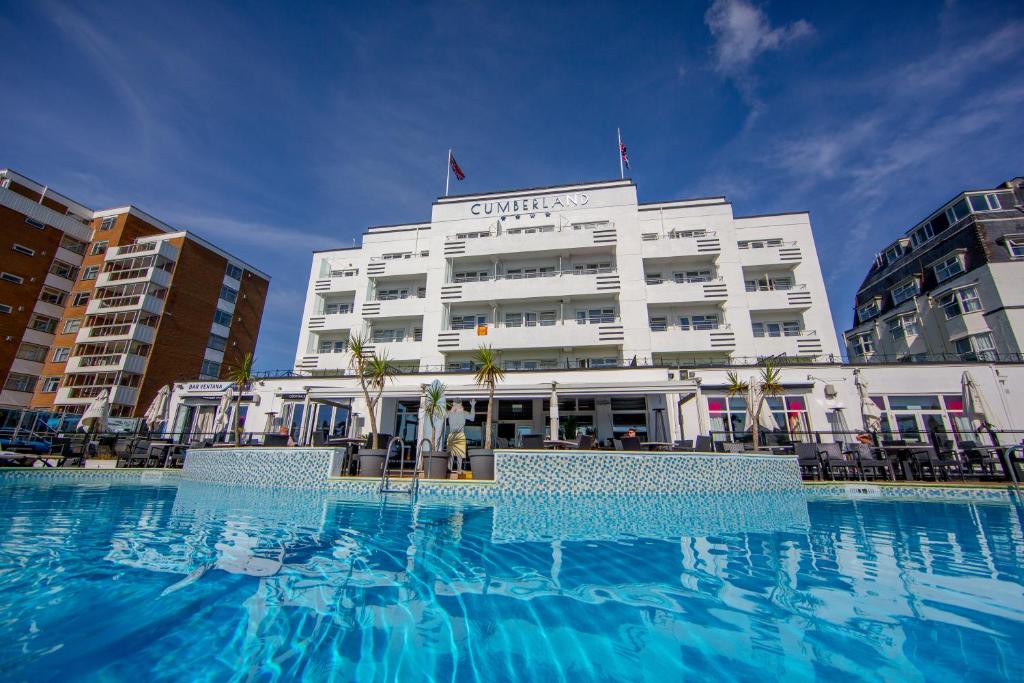 伯恩茅斯坎伯兰海洋休闲酒店的大楼前设有大型游泳池的酒店