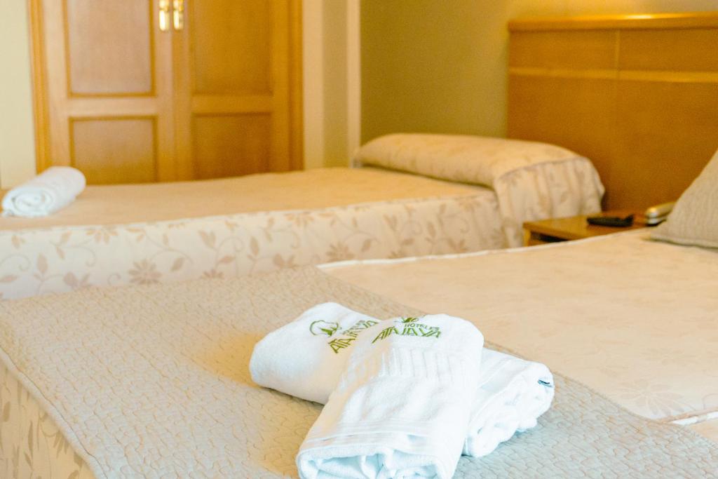波多诺伏Hotel Atalaya I的酒店客房,配有两张带毛巾的床