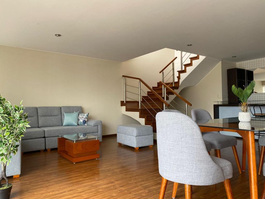 利马2110 Miraflores - Luxury Room in the Best Place的客厅配有沙发和桌子