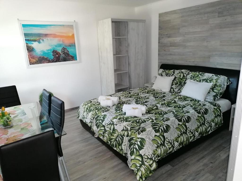 久洛NATA Apartman的一间卧室配有一张床和一张桌子