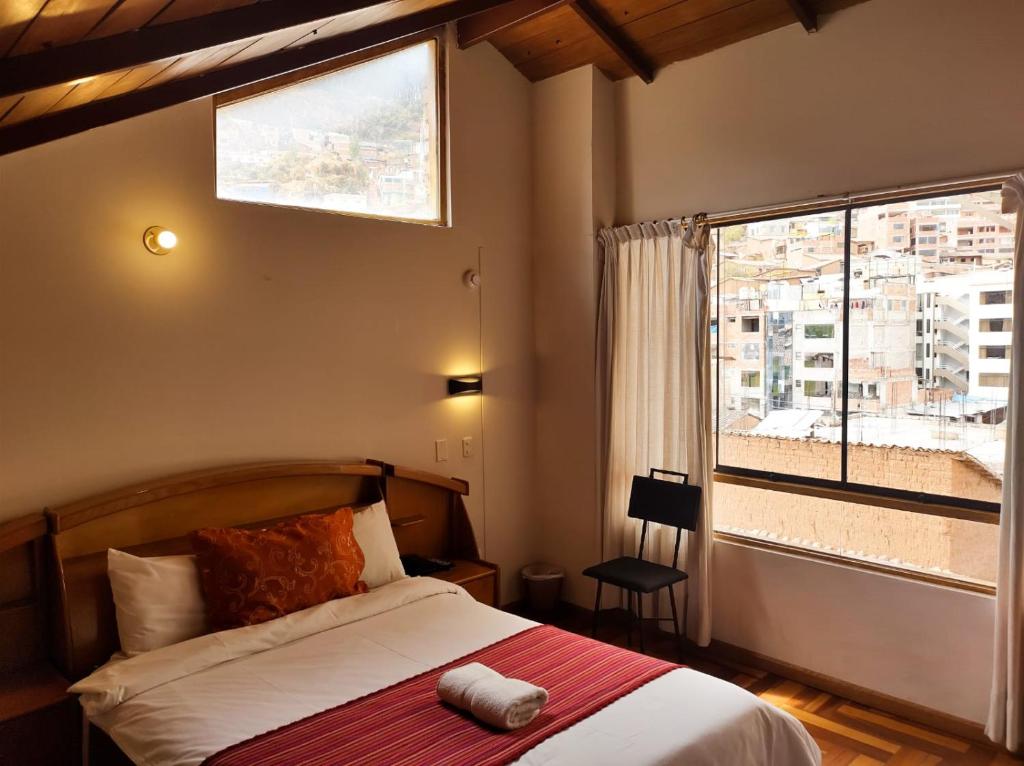 库斯科Eco Bunnu Inn的一间卧室设有一张床和一个大窗户