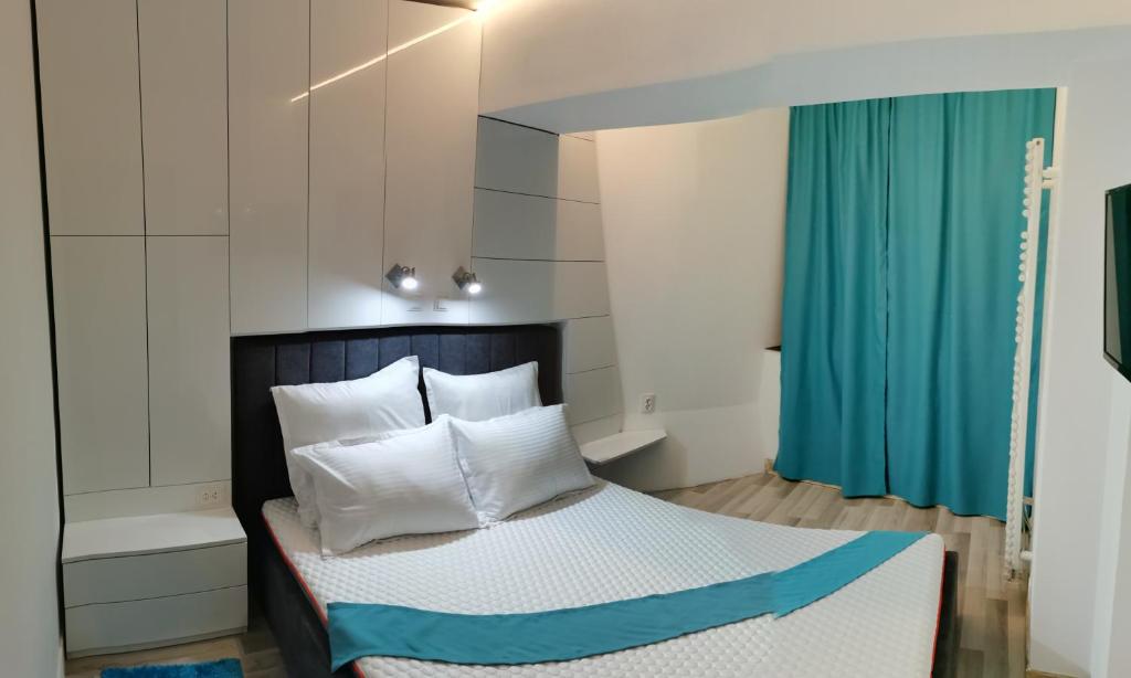 巴亚马雷Mara Park的一间卧室配有一张蓝色窗帘的床