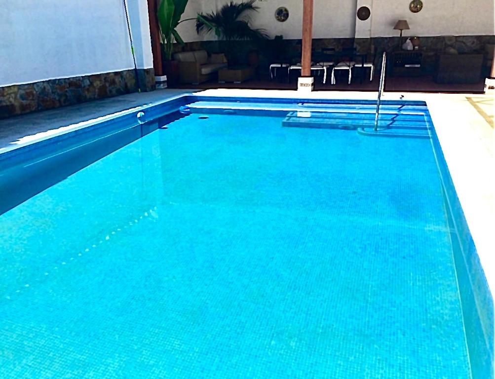 La CodoseraCasa Rural Los Olmos的蓝色海水大型蓝色游泳池