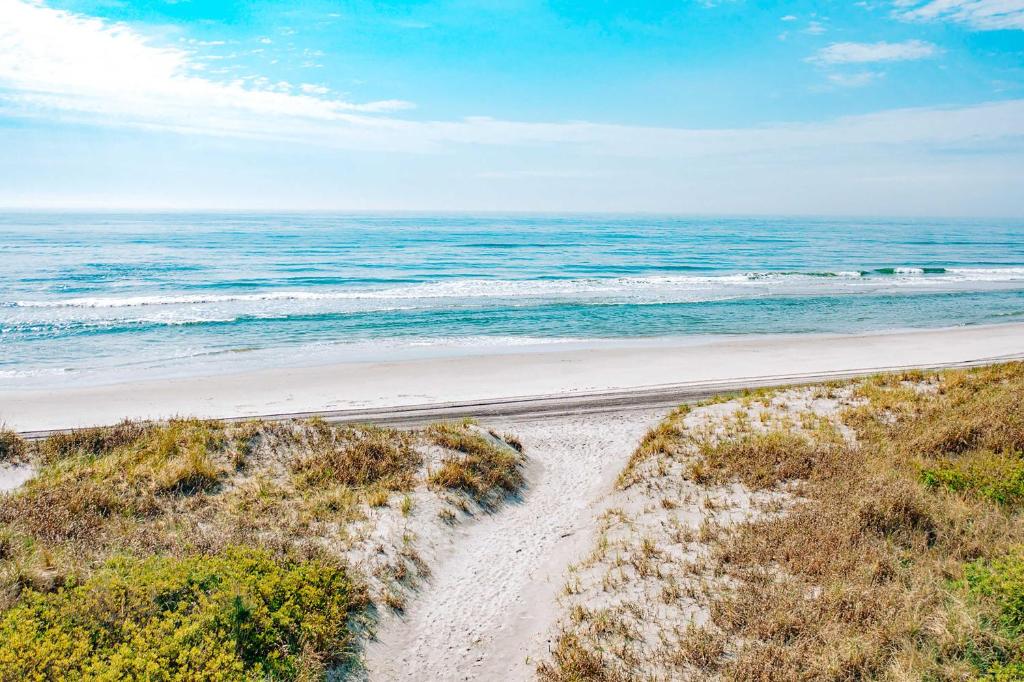 布里根泰恩Beautiful Brigantine Condo - Walk to Beach!的一片空旷的海滩,背靠大海