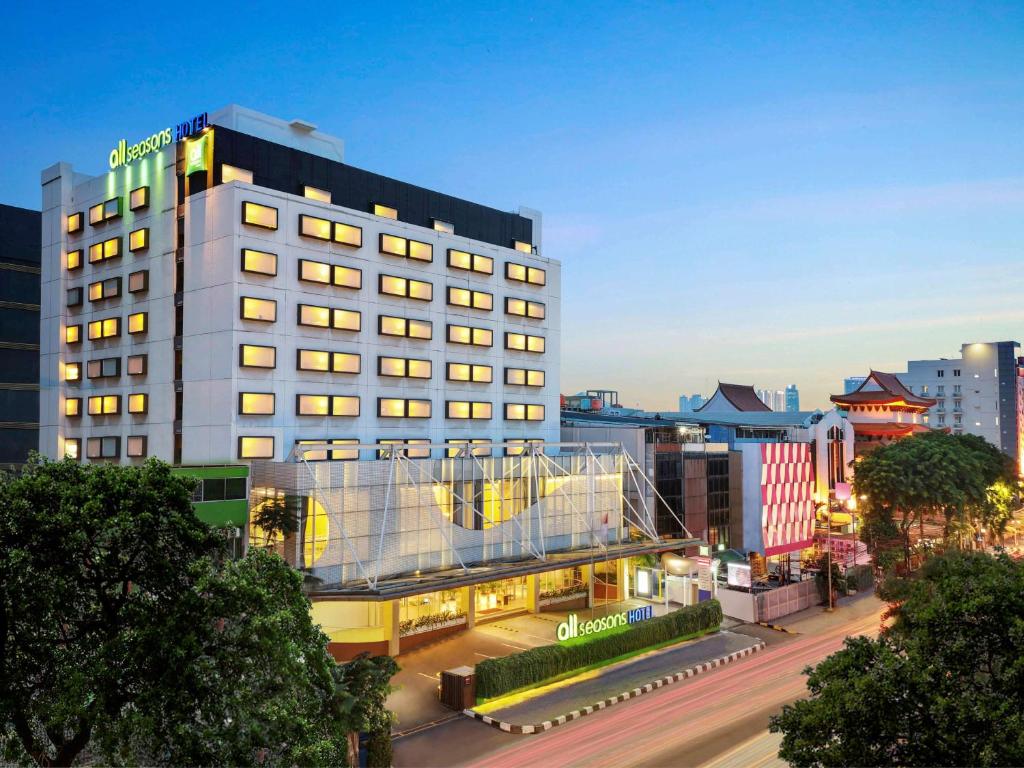 雅加达雅加达卡查玛达宜必思尚品酒店的城市中一座有灯的建筑