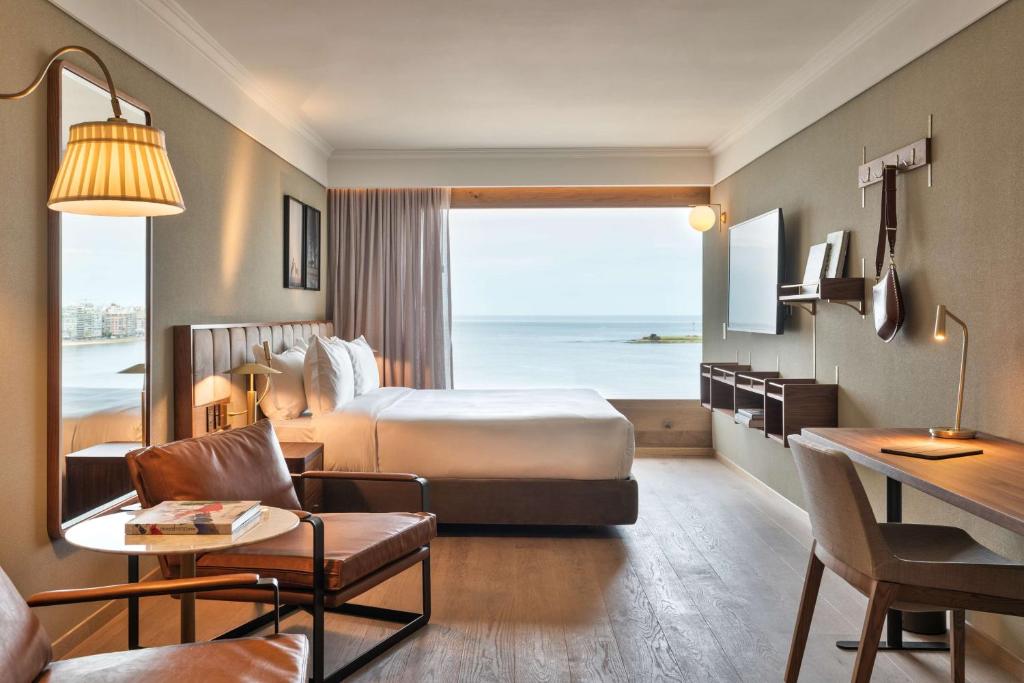 蒙得维的亚Hotel Costanero MGallery - ACCOR的酒店客房设有一张床,享有海景。