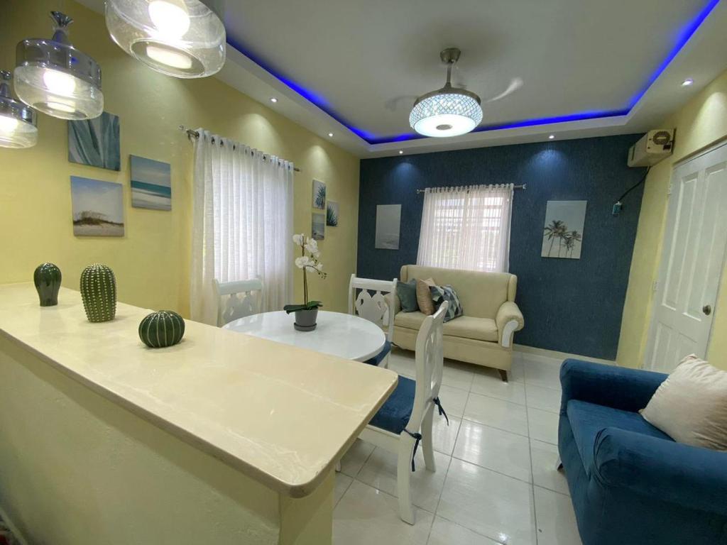 拉罗马纳Apartamentos Melya cerca de la Playa Caleta的客厅配有沙发和桌子