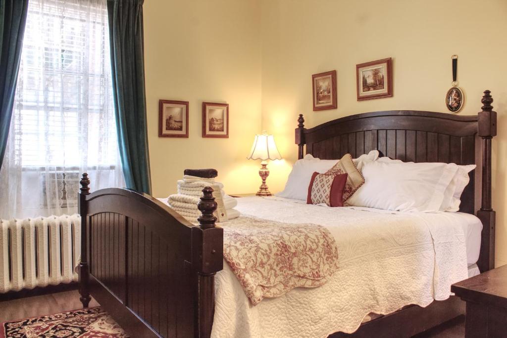 皮克图The Scotsman Inn的一间卧室设有一张大床和一个窗户。
