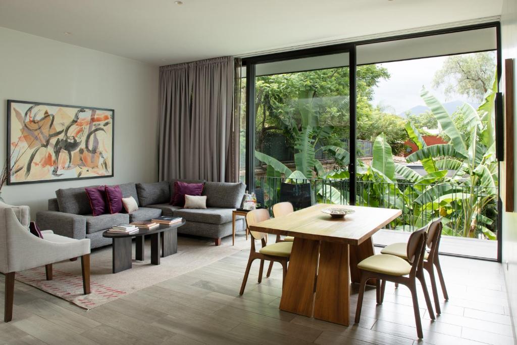 瓦哈卡市埃卡莱洪精品酒店的客厅配有沙发和桌子