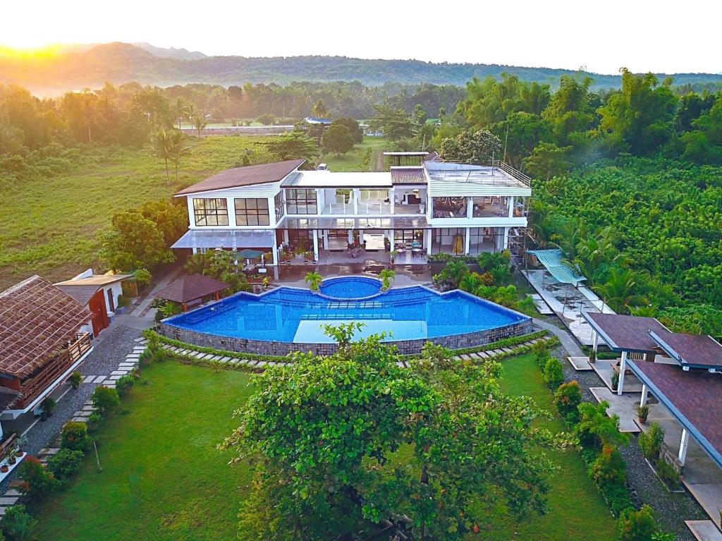 OdiongVistapaloma beach resort的享有带游泳池的大房子的空中景致