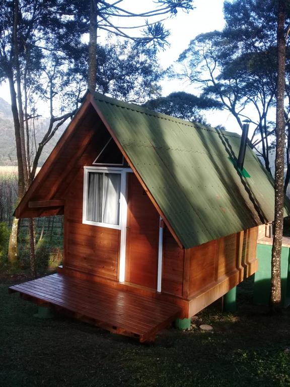 乌鲁比西Chalés Snow的一间拥有绿色屋顶的小小木屋