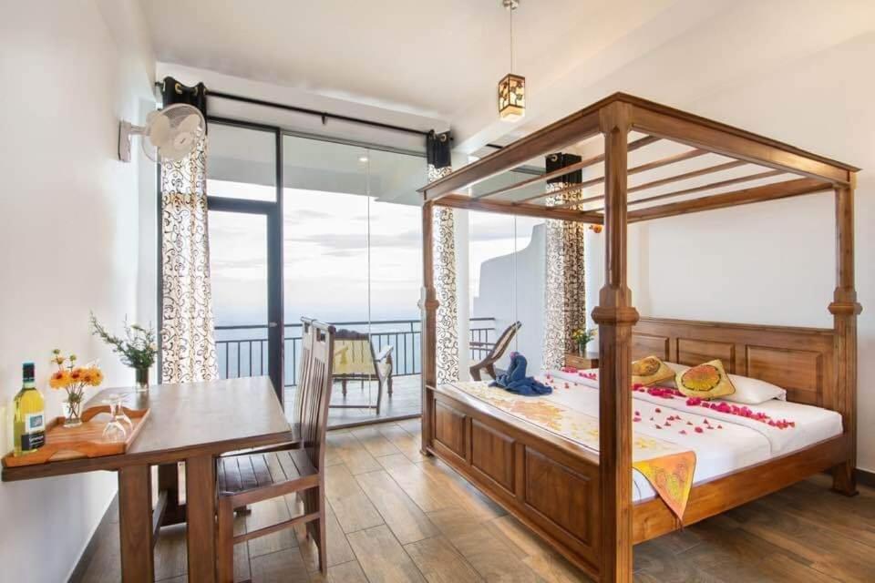哈普特莱leisure Mount View的一间卧室配有一张床铺和一张桌子,并设有一个阳台
