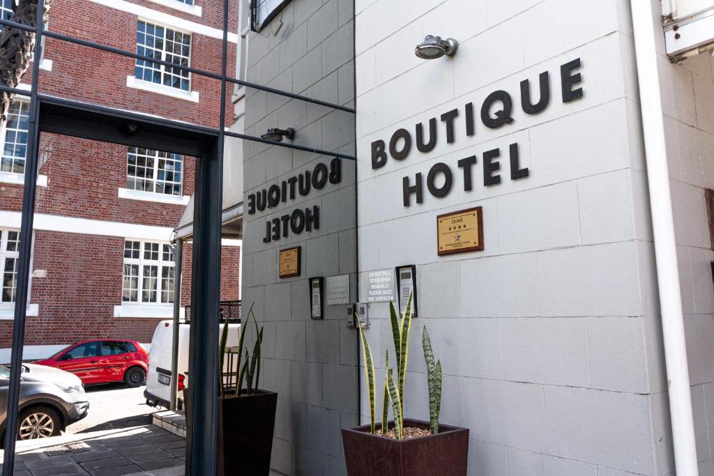 开普敦Hippo Boutique Hotel的一座建筑,上面标有布灵顿酒店的标志