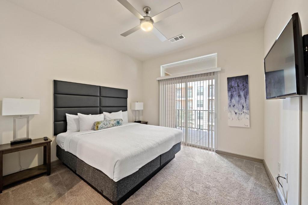 休斯顿RENU at Downtown Houston的一间卧室配有一张大床和吊扇