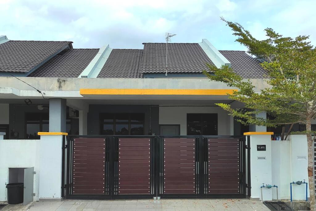 CukaiAlam Perdana @ Kemaman Cukai的前面有门的房子