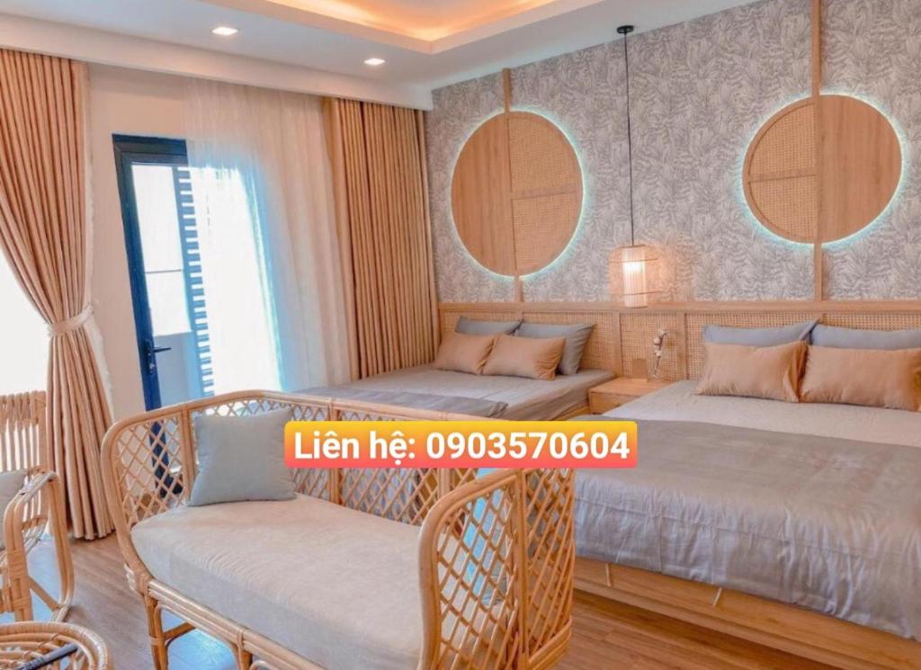 归仁Quy Nhon Chillin' Apartment - FLC Sea Tower Quy Nhơn Căn Hộ Hướng Biển的一间卧室配有两张床和两把椅子