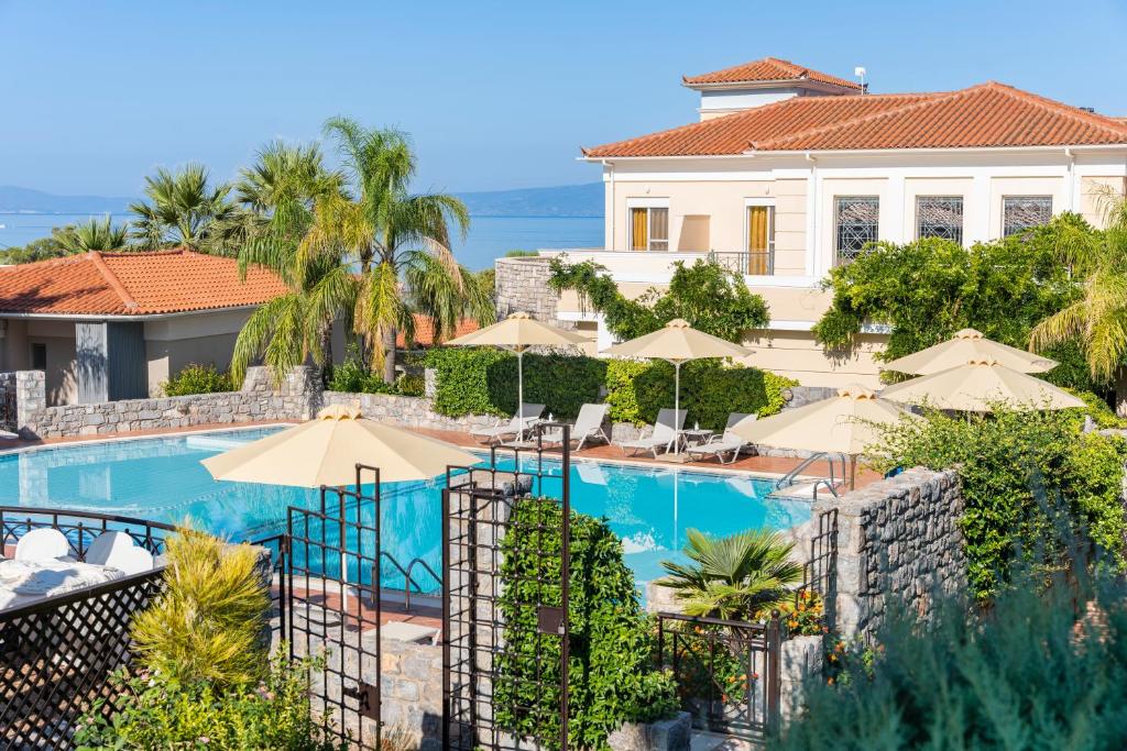 卡拉马塔阿克迪泰格多斯会议度假酒店的享有带遮阳伞的度假村游泳池的景色