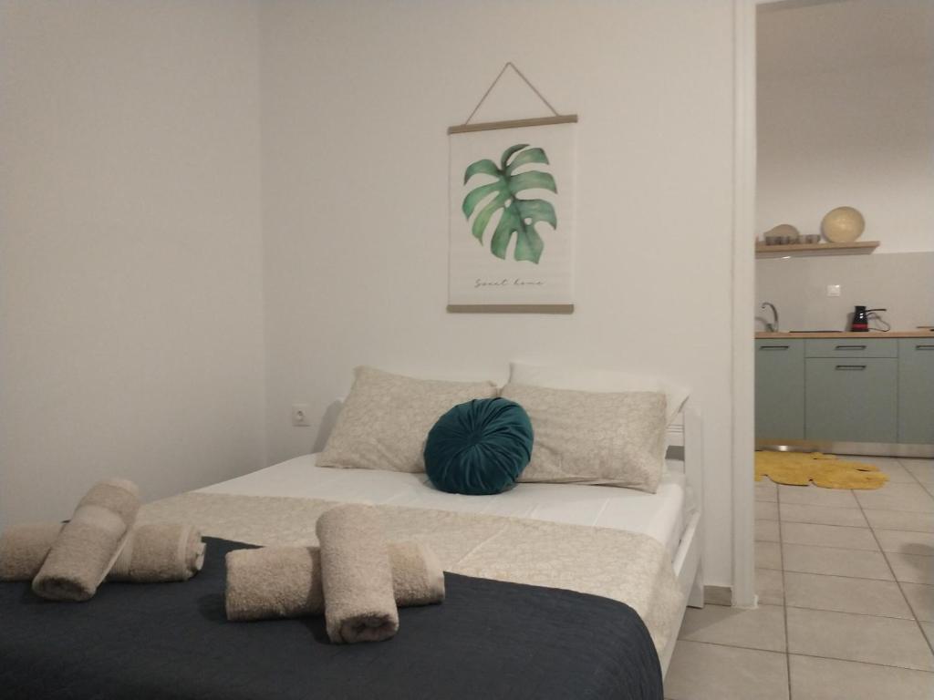 克拉托坎波斯Mini Villas Avra的一间卧室配有一张带绿色枕头的床