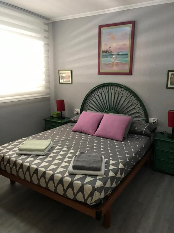 塞古德卡拉斐Segur de Calafell Vacation的一间卧室配有一张带两个枕头的床