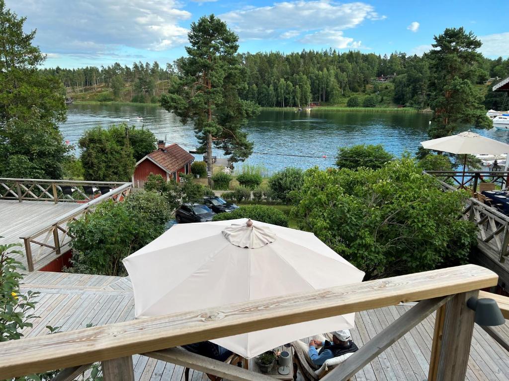 韦姆德Exclusive guesthouse with stunning Seaview!的湖畔甲板上的白色遮阳伞