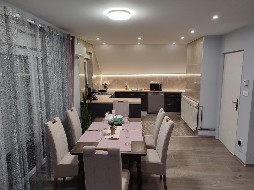 克拉平斯凯托普利采Apartman President的一间带桌椅的用餐室和一间厨房